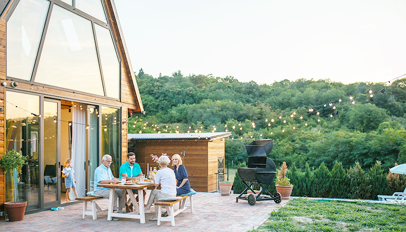 Family having food outside | Alliant Private Client