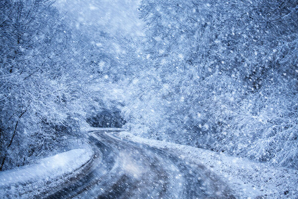 Heavy winter storm on windy road | Alliant Private Client